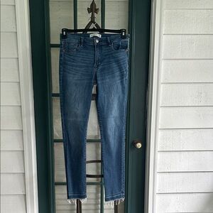 Abercrombie & Fitch Super Skinny Ankle Mid Rise Jeans
Size 29 / 8 L